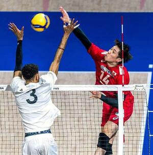 リビア戦でスパイクを放つ石川=マニラ(Volleyball World提供)