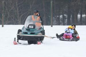 親子連れらが雪遊びを楽しんだ「雪洞火ぼたる祭」=長岡市川口中山
