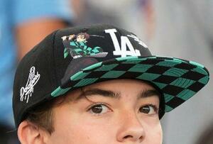 　ドジャースが配布した「鬼滅の刃」とコラボレーションした帽子をかぶる観客＝ロサンゼルス（共同）