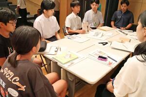 図書委員会サミットで「推し本」を紹介し合う生徒ら=十日町市西本町2