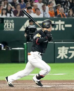 6回ソフトバンク1死二塁、庄子が中前に勝ち越し打を放つ=東京ドーム