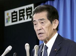 記者会見する総裁選挙管理委員会の逢沢一郎委員長=22日、東京・永田町の党本部