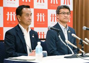 記者会見する宮崎県の河野俊嗣知事(右)=27日午後、山口県下関市