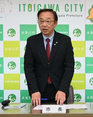 就任後初の定例会見に臨んだ久保田郁夫市長=4月30日、糸魚川市役所