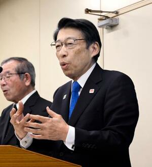 　記者会見する福岡県の服部誠太郎知事＝２７日午前、福岡県庁