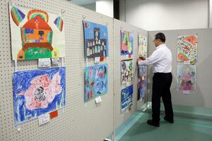 上越信金小学生図画展覧会の展示作業=15日、上越市春日山町3