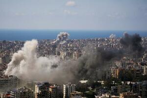 イスラエルの空爆で煙が上がるレバノンの首都ベイルート=8日(AP=共同)