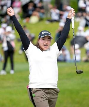 最終日、ウイニングパットを決め、ガッツポーズする入谷響。通算9アンダーで優勝=袖ケ浦CC袖ケ浦