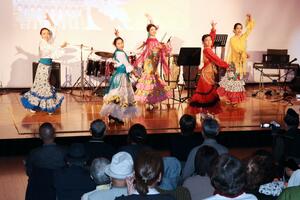 桜の咲く季節を芸能などで盛り上げようと開かれた「福島江桜まつり」=4月7日、アオーレ長岡