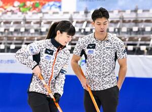 カーリングの混合ダブルス代表決定戦に向け練習する松村千秋(左)、谷田康真組=稚内市みどりスポーツパーク