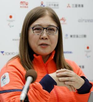 記者会見するミラノ・コルティナ冬季パラリンピック日本選手団の大日方邦子団長=3日、イタリア・コルティナダンペッツォ(共同)