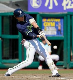 4回ヤクルト2死、左翼線二塁打を放つ塩見=楽天モバイルパーク