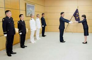 　首相官邸で開かれた自衛隊部隊表彰式＝２１日午前