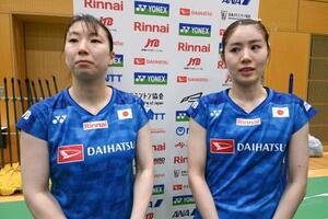 　バドミントンの日本代表合宿で取材に応じる志田千陽（右）と五十嵐有紗＝１９日、味の素ナショナルトレーニングセンター