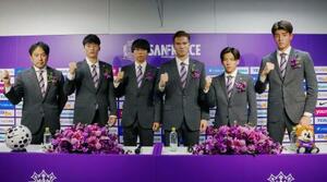 　Ｊ１広島の新加入選手の記者会見でポーズをとる鈴木（左から２人目）ら＝８日、Ｅピース