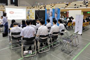 担当者の説明を聞く高校生=新発田市本町4
