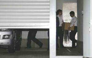 　２０１５年１０月、日歯連の家宅捜索で、押収物が入ったとみられる段ボール箱を運び出す東京地検の係官＝東京都千代田区