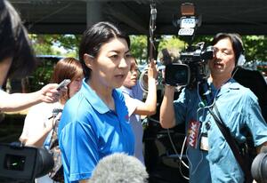 自民党県議団と面会後、報道陣の取材に答える中村真衣氏=22日、県議会