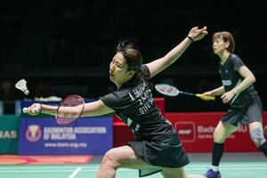 バドミントンのマレーシア・マスターズ、女子ダブルス決勝で中国ペアと対戦する広田彩花(右)、桜本絢子組=24日、クアラルンプール(AP=共同)