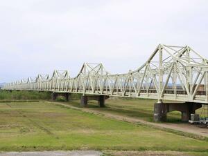 6月2日から補修工事のために平日昼間が車両通行止めとなる長生橋=長岡市