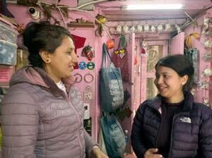 　同僚と会話するスッスミタ・カドカさん（右）＝６日、ネパール・カトマンズ近郊（共同）