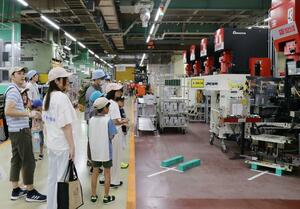 ダイニチ工業が従業員の家族向けに工場見学などを実施したイベント「子ども参観日」=新潟市南区のダイニチ工業本社工場