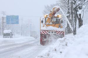 道路の積雪を取り除いていく除雪車=1月23日、長岡市新産1