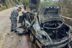 　イスラエル軍の攻撃で破壊されたレバノン人記者らが乗っていた車両＝２８日、レバノン南部（ロイター＝共同）