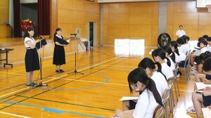 被爆者の手記や詩の朗読に耳を傾ける岡方中学校の生徒=新潟市北区太子堂