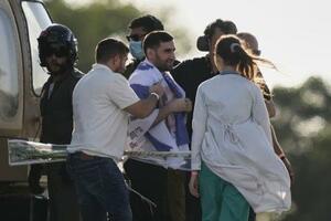 解放されたセゲブ・カルフォンさん(中央)=10月13日、イスラエル中部(AP=共同)