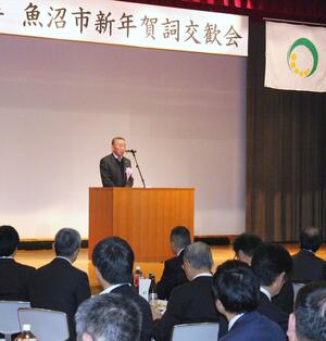 魚沼市の行政、経済関係者が出席した新年賀詞交歓会=1月6日、魚沼市吉田