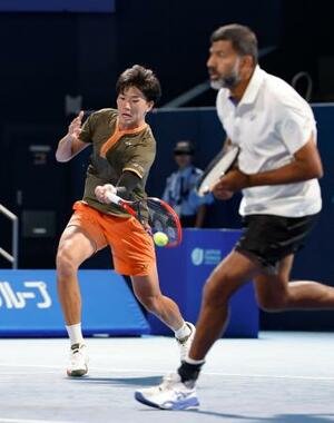 ダブルス準々決勝でプレーする柚木武(左)、ロハン・ボパンナ組=有明テニスの森公園