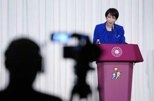 新総裁に選ばれた後、記者会見した自民党の高市早苗総裁=10月4日午後6時25分、東京・永田町の党本部