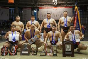 団体戦で3年ぶり32度目の優勝を果たし、記念写真に納まる西出大毅(後列右から2人目)ら日大の選手たち=堺市大浜相撲場