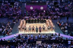 　大相撲パリ公演千秋楽、閉会式で整列した力士ら＝１４日、パリ（共同）