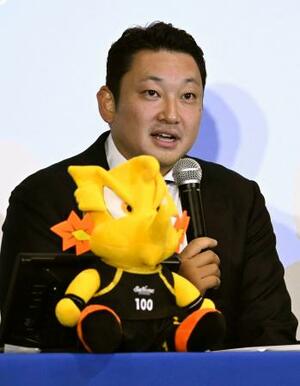 　バスケットボールＢリーグ新１部Ｂプレミアに参戦する三河の安斎竜三新監督＝３０日、愛知県刈谷市