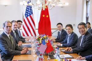 米通商代表部がX(旧ツイッター)に投稿したスイスで貿易協議に臨むベセント米財務長官(左端)と中国の何立峰副首相(右端)の写真(共同)