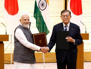 共同記者発表前、インドのモディ首相(左)と握手する石破首相=29日午後、首相官邸