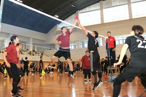 小中学校のPTAが熱戦を繰り広げた親善インディアカ大会=長岡市三島中条