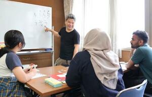 岡山市の日本語教室でボランティアとして教える浦上幹生さん=5月