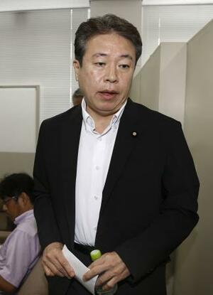 9日、記者会見を終え引き揚げる自民党の鶴保庸介参院議員=和歌山市