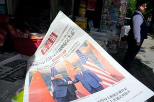 　米国のトランプ大統領と中国の習近平国家主席の会談を報じる中国紙＝１８日、北京（共同）