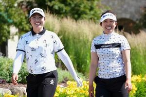 第3ラウンド、18番で笑顔を見せる竹田麗央(左)、山下美夢有組。通算10アンダーで7位=ミッドランドCC(共同)