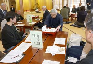 「舟玉の膳」を配る様子が再現された「舟玉まつり」＝阿賀町津川