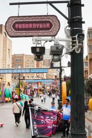 中国新疆ウイグル自治区ウルムチ市内に設置された監視カメラ=1日(共同)