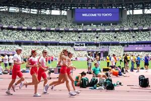 　調整する各国選手たち＝国立競技場