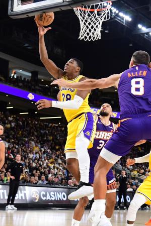 サンズ戦で攻め込むレーカーズの八村(左)=パームデザート(NBAE・ゲッティ=共同)