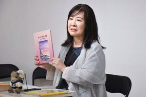 東京都品川区の交流スペースで著書を紹介する入江杏さん=17日