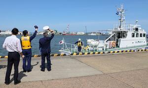 海難事故防止のパトロールに出発する巡視艇「こしかぜ」＝２４日、新潟市中央区