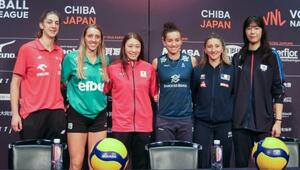 バレーボールのネーションズリーグ女子千葉大会を前にした記者会見後、撮影に応じる石川真佑(左から3人目)ら出場国の選手たち=8日、千葉市